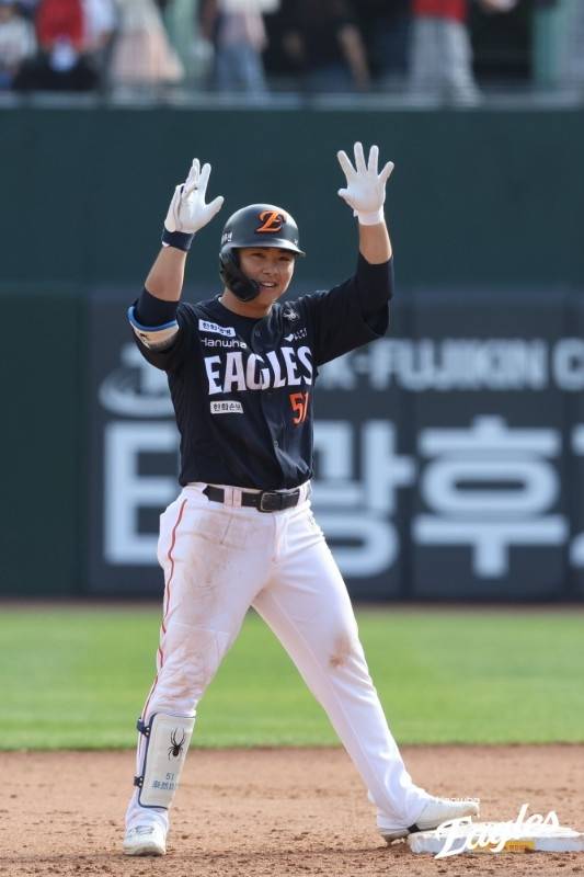 한화 문현빈이 19일 부산 사직구장에서 열린 2026 KB0리그 정규시즌 롯데전에서 안타를 친 후 세리머니를 하고 있다. 사진 | 한화 이글스