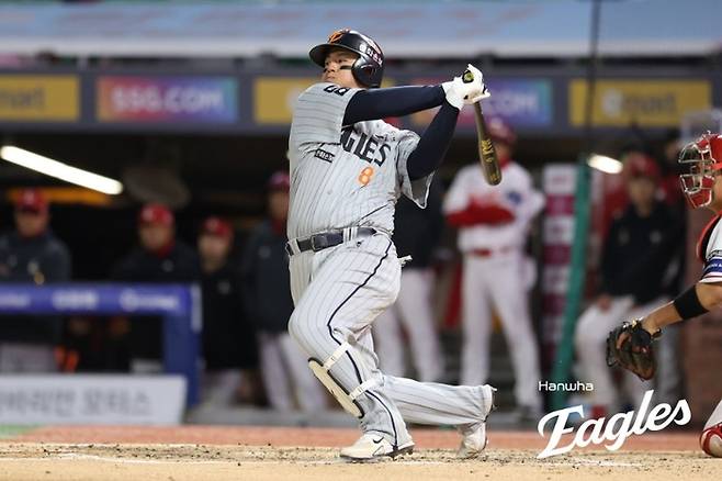 한화 노시환이 8일 인천SSG랜더스필드에서 열린 2026 KBO리그 정규시즌 SSG와 경기에서 타격하고 있다. 사진 | 한화 이글스