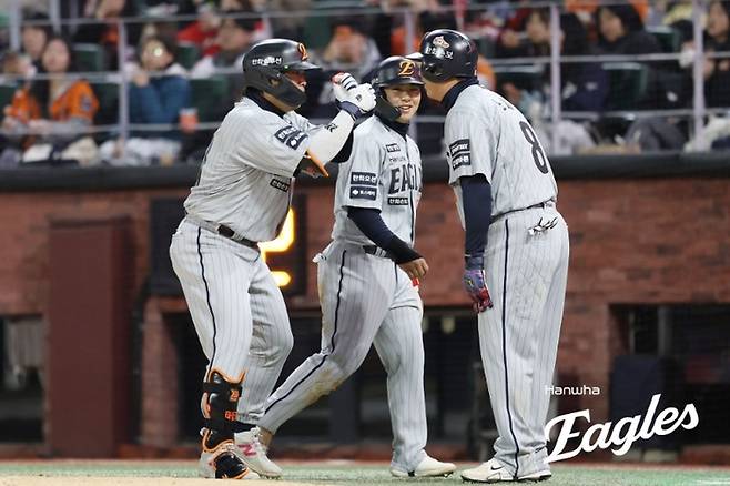 한화 노시환(왼쪽)이 8일 인천SSG랜더스필드에서 열린 2026 KBO리그 정규시즌 SSG전 3회초 홈런을 친 강백호(오른쪽)을 축하해주고 있다. 사진 | 한화 이글스