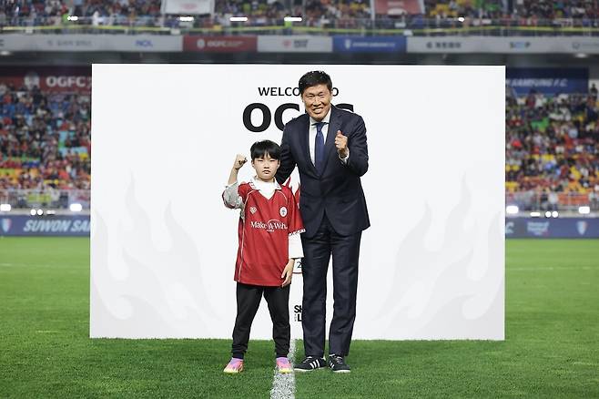 김찬유 군과 차범근 전 수원삼성 감독(오른쪽)./사진=슛포러브