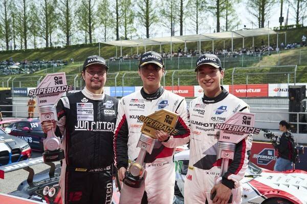 지난 18일 열린 1라운드에서는 금호 SL모터스포츠팀 이창욱 선수와 이정우선수가 각각 1위와 2위를 차지하며 팀 원투 피니시를 기록했다. /사진=금호타이어