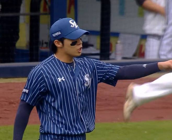 불만을 터뜨리는 원태인의  왼손은 홈이 아닌 3루를 향해 있다. 출처=중계화면