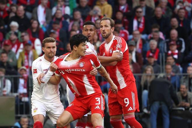Stuttgart's German defender #07 Maximilian Mittelstaedt (L), Bayern Munich's South Korean defender #03 KimaMin-Jae, Stuttgart's Swiss defender #14 Luca Jaquez (2nd R) and Bayern Munich's English forward #09 Harry Kane (R) vie for the ball during the German first division Bundesliga football match between FC Bayern Munich and VfB Stuttgart in Munich, southern Germany, on April 19, 2026. (Photo by Karl-Josef HILDENBRAND / AFP) / DFL REGULATIONS PROHIBIT ANY USE OF PHOTOGRAPHS AS IMAGE SEQUENCES AND/OR QUASI-VIDEO







<저작권자(c) 연합뉴스, 무단 전재-재배포, AI 학습 및 활용 금지>