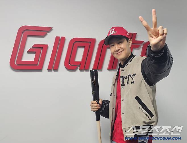 인터뷰에 임한 시구자 정우. 김영록 기자