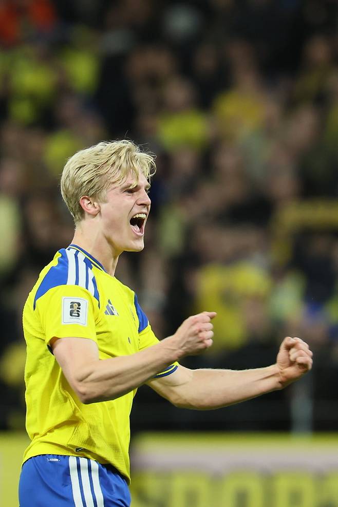 epa12863084 Sweden's Lucas Bergvall celebrates victory after the 2026 FIFA World Cup play-off match between Sweden and Poland in Stockholm, Sweden, 31 March 2026.  EPA/Leszek Szymanski POLAND OUT







<저작권자(c) 연합뉴스, 무단 전재-재배포, AI 학습 및 활용 금지>