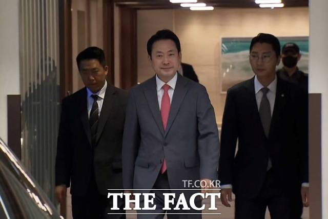 방미 일정을 마친 국민의힘 장동혁 대표가 20일 새벽 인천국제공항 2터미널을 통해 귀국하고 있다. /인천국제공항=김기범 기자