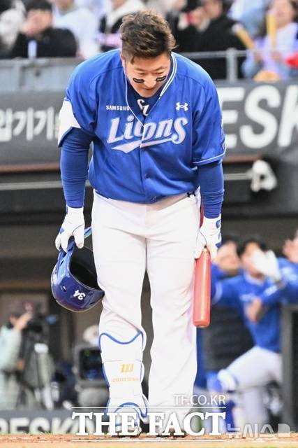 KBO리그 최고령 선수 최형우의 몸에는 겸손이 배어 있다. 7일 광주 경기에서 KIA 타이거즈 팬들에게 정중하게 인사하고 있다. /뉴시스