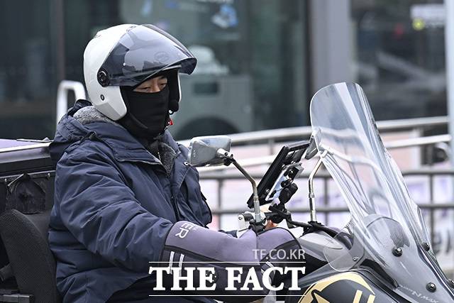 서울시는 서울노동권익센터와 120다산콜센터를 통해 외국인 라이더 불법 취업 관련 전용 상담 및 신고 지원 창구를 운영한다고 20일 밝혔다. 사진은 기사 내용과 관련 없음. /송호영 기자