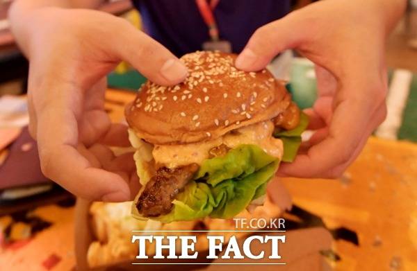 20일 금융감독원 전자공시시스템에 따르면 롯데리아를 운영하는 롯데GRS는 지난해 매출 1조1189억원(전년보다 13.4%↑)을 달성하며 8년 만에 '1조 클럽'에 복귀했다. 영업이익 또한 전년 대비 30.6% 증가한 510억원을 기록하며 내실을 다졌다. /더팩트 DB