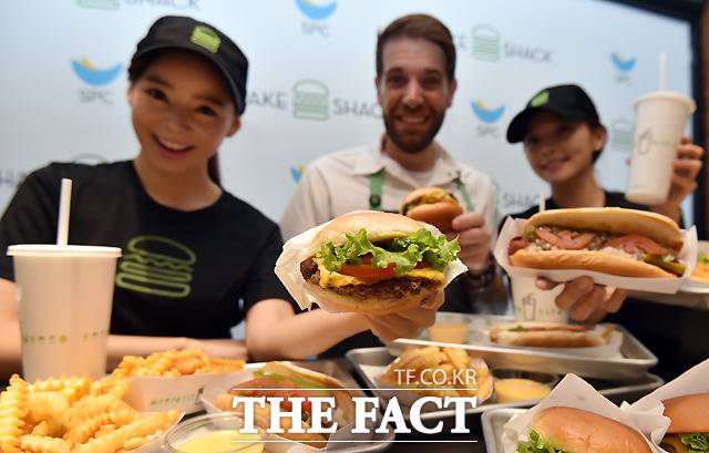 쉐이크쉑을 운영하는 빅바이트컴퍼니도 매출은 1265억원으로 17.4% 늘었으나, 영업손실은 44억원으로 적자 폭이 2배 이상 확대됐다. 빅바이트컴퍼니의 경우 지난해 판매관리비가 약 903억원으로 전년 대비 22.2% 상승한 것도 영업이익에 영향을 미쳤다. /이새롬 기자