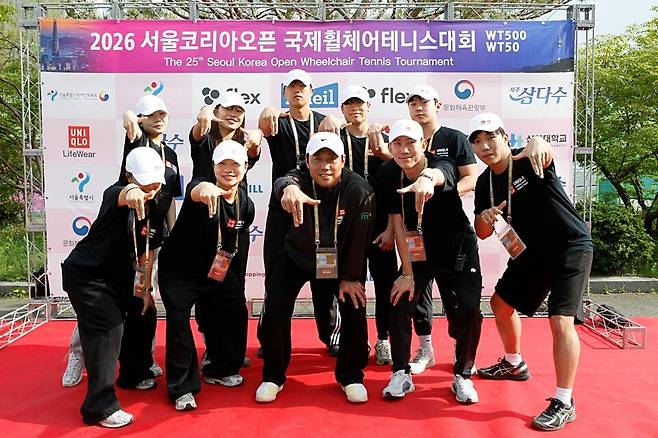 서울 코리아오픈을 빛낸 국민대 자원봉사 학생과 정이루리 교수. 테니스코리아 박상욱 기자