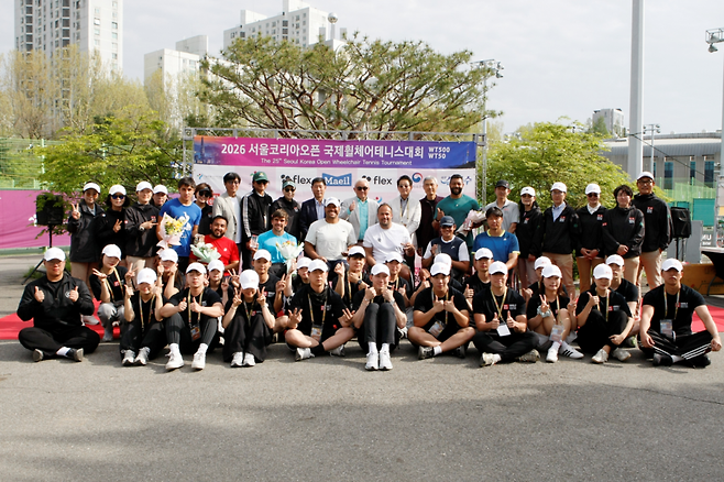 서울 코리아오픈 시상식에서 한자리에 모인 대회 관계자. 입상 선수, 협회 집행부, 자원봉사자들의 표정이 모두 밝다. 테니스코리아