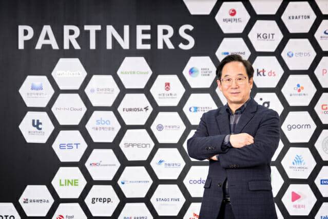 김두현 이노베이션아카데미 학장. 지난 3월 1일 취임했다. 사진 배경은 파트너 기업 및 기관들의 로고와 CI.