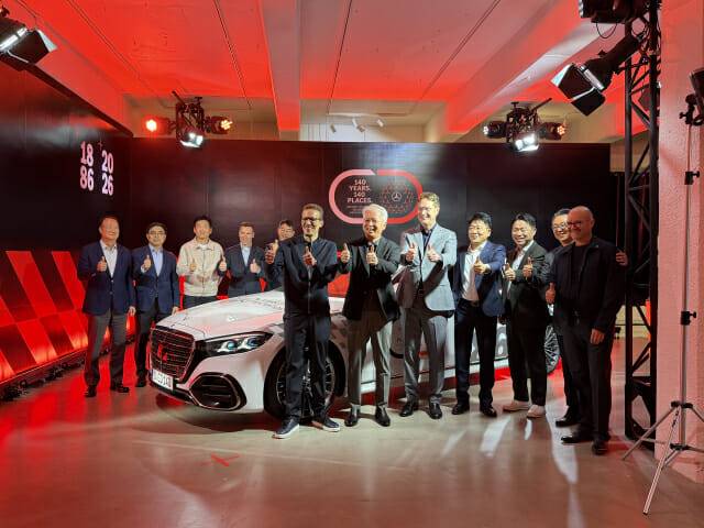 올라 칼레니우스 메르세데스-벤츠 이사회 의장(회장) 겸 최고경영자(CEO)와 권봉석 LG 부회장을 포함한 임원진들 (사진=지디넷코리아)