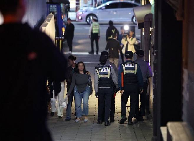 서울 용산구 이태원 골목에서 다중운집인파사고를 대비해 순찰 활동 중인 경찰관들의 모습. 연합뉴스
