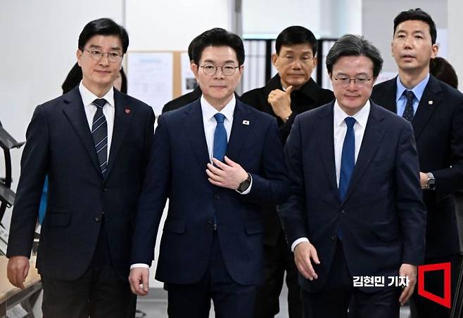 정원오 더불어민주당 서울시장 후보 캠프 총괄선대본부장을 맡은 이해식 의원(사진 왼쪽)이 지난달 11일 국회 소통관에서 열린 국회출입기자 프레스데이에 정원오 당시 예비후보(사진 가운데) 등과 참석하고 있다. 2026.3.11 김현민 기자