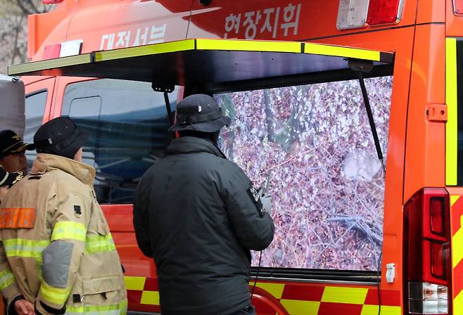 10일 대전 중구 사정동 오월드 일대에서 소방 관계자가 드론을 이용해 늑대 수색 작업을 벌이고 있다. /신현종 기자