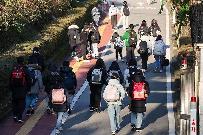 서울 시내 한 초등학교의 등교 모습. /뉴스1