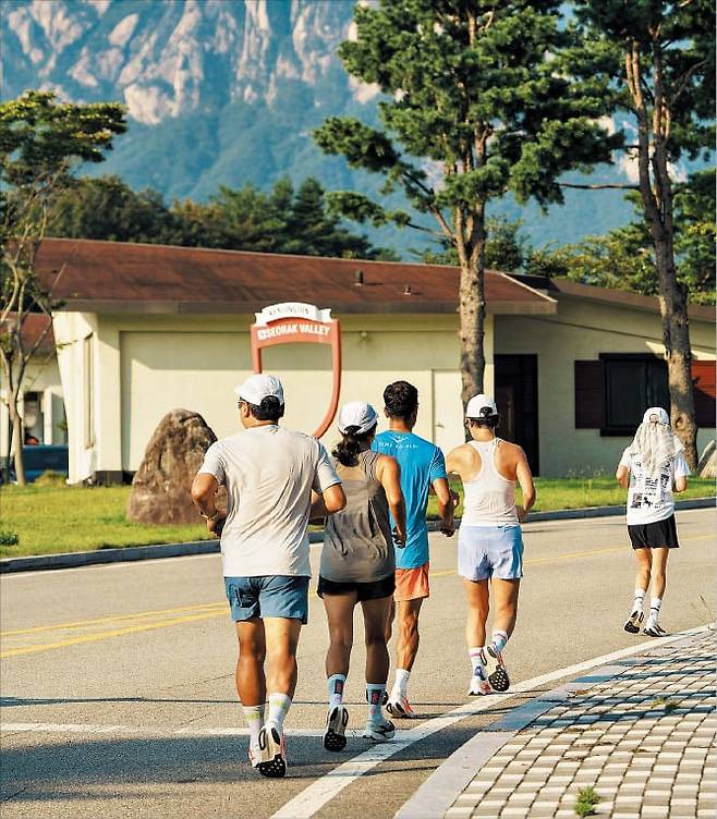 강원도 고성군 ‘켄싱턴리조트 설악밸리’에서 투숙객들이 달리기를 즐기고 있다. /이랜드파크