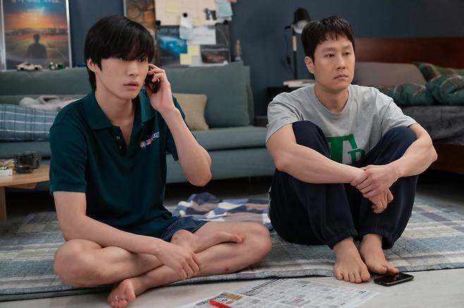 부산 사나이 짱구(정우·오른쪽)는 배우의 꿈을 품고 서울로 올라와, 고향 동생(조범규)과 짠내나는 자취 생활을 시작한다. /바이포엠스튜디오