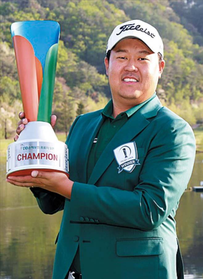 봄날의 트로피  10년 만에 KPGA 투어 통산 2승에 성공한 이상엽. /KPGA
