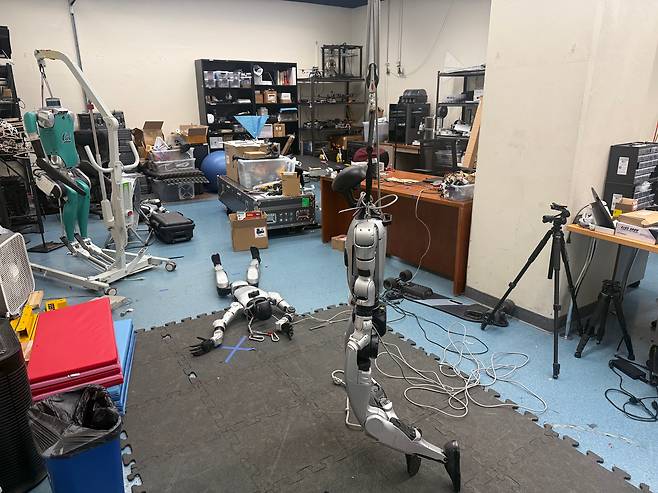 버클리 휴머노이드 센터. 고장나거나 사용되지 않는 로봇들이 곳곳에 널브러져있다. /강다은 특파원