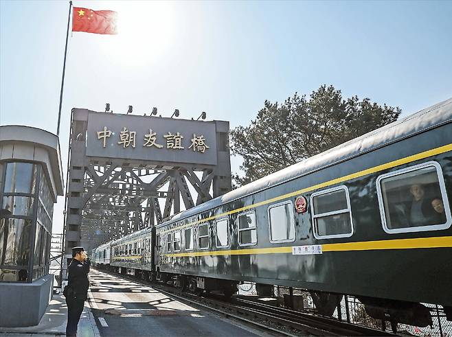 코로나로 중단됐던 북한과 중국 간 국제 여객 열차가 지난 3월 운행을 재개한 모습. 사진은 재개 첫날인 3월12일 중국 랴오닝성 단둥에서 출발해 북한 평양으로 향하는 95번 열차가 단둥과 북한 신의주를 잇는 ‘중·조우의교’를 지나는 모습. 압록강철교라고도 불리는 이 다리는 북·중 간 가장 중요한 교역 통로다.  /신화, 연합뉴스