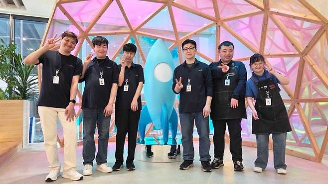 쿠팡 선릉 오피스에서 사내 공용컵 수거 및 세척 직무를 담당하고 있는 장애인 직원들이 기념 촬영을 하고 있다. /쿠팡