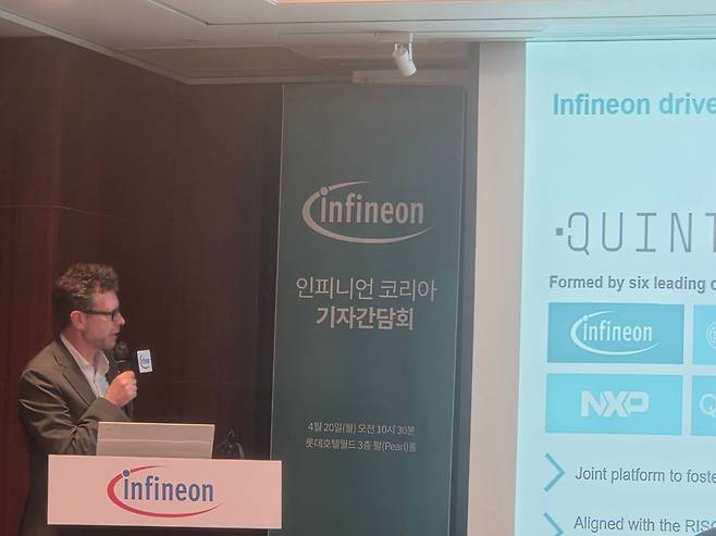 토마스 뵘 인피니언 테크놀로지 부사장이 20일 서울 잠실 롯데호텔에서 열린 기자간담회에서 발표 중이다./최효정 기자