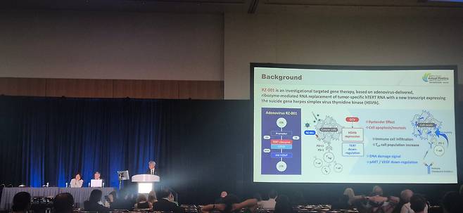 리보핵산(RNA) 기반 유전자치료제 개발 전문기업 알지노믹스가 19일(현지 시각) 미국 샌디에이고에서 열린 미국암연구학회 연례학술대회(AACR 2026)에서 RNA 기반 항암제 'RZ-001'의 간세포암(HCC) 대상 임상시험 중간 결과 발표했다. 사진은 해당 연구를 수행한 김윤준 서울대병원 소화기내과 교수가 구두 발표를 하고 있는 모습. /알지노믹스