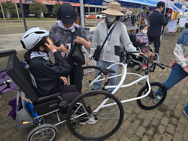 국내 유일의 학생 프레임러닝 선수인 신지원(18)양이 20일 화성종합경기타운 광장에서 열린 ‘아름다운 동행, 함께 걷는 봄길’ 행사에 참가할 준비를 하고 있다./정두용 기자