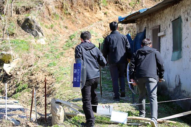 8일 오후 대전 중구 침산동 인근 야산에서 경찰이 탈출한 늑대를 찾기 위한 수색 작업을 벌이고 있다. 김영태 기자