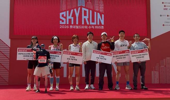 롯데이노베이트의 휴머노이드 로봇 ‘로이(ROI)’가 국내 최고 높이의 수직 마라톤 대회인 ‘2026 롯데월드타워 스카이런’에서 계단 등반에 성공했다.ⓒ롯데이노베이트