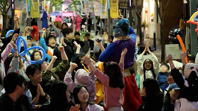 24~26일 청주 청주 원도심을 밤낮없이 들썩이게 할 대표 축제 2개가 동시에 펼쳐진다. 사진은 지난해 축제를 즐기는&nbsp;모습. 청주시 제공