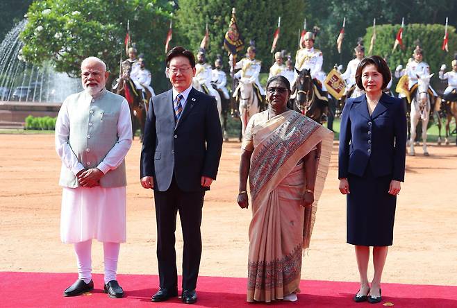 이재명 대통령과 김혜경 여사가 20일 뉴델리 대통령궁 광장에서 열린 공식환영식에서 드라우파디 무르무 인도 대통령, 나렌드라 모디 인도 총리(왼쪽)와 기념촬영을 하고 있다. 2026.4.20. 뉴스1