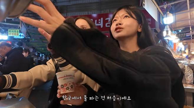 한국에서 13년간 생활해온 미얀마 출신 유튜버 서예은 씨가 광장시장에서 2000원을 주고 물을 구매하는 모습. 서예은 씨 유튜브 영상 캡처
