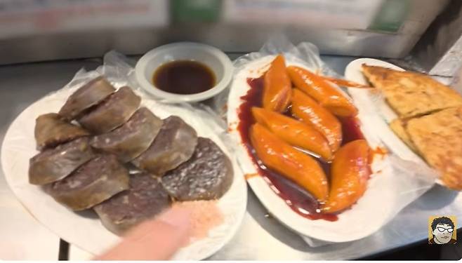 지난해 11월 한 유튜버가 광장시장에서 순대 9개에 7000원, 떡볶이 6개에 4000원에 판매되는 모습을 찍었다. 유튜브 캡처