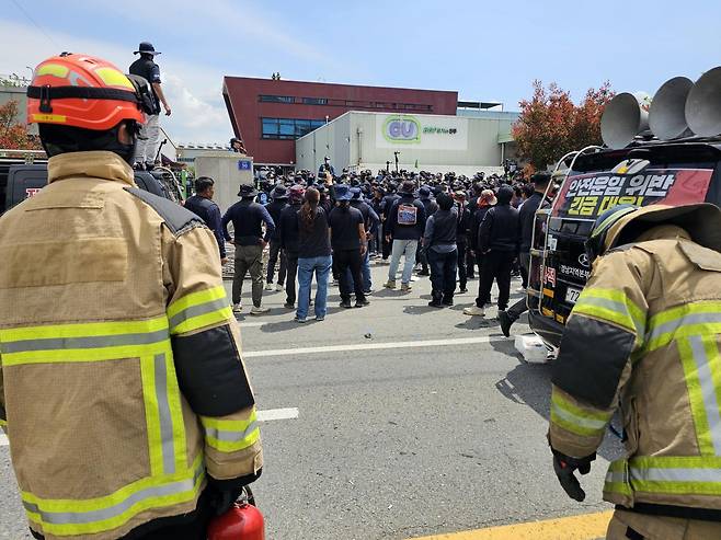 민주노총 산하 화물연대 편의점지부 CU지회 노조원들이 20일 경남 진주시 정촌면  CU 진주물류센터 앞에서 센터 진입을 두고 경찰과 대치하고 있다. 이날 현장에서는 화물차와 집회 참가자 3명이 충돌해 1명이 숨지고 2명이 다치는 사고가 발생했다. 2026.4.20 진주=뉴스1