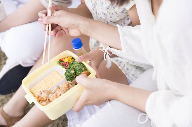 열 후에도 살아남는 ‘퍼프린젠스’ 식중독균이 봄철에 급증함에 따라, 도시락을 조리 후 2시간 이내에 섭취하고 자동차 트렁크 대신 아이스박스에 보관하는 것이 좋다. 사진=게티이미지뱅크.