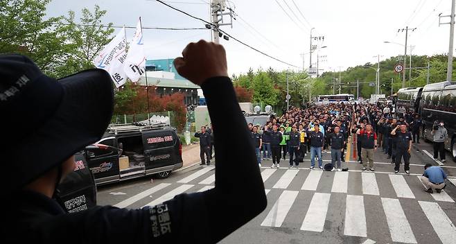 20일 경남 진주시 정촌면 CU 진주물류센터 앞에서 열린 민주노총 화물연대 CU지회 집회에서 화물연대 노조원들이 구호를 외치고 있다. 2026.4.20/뉴스1