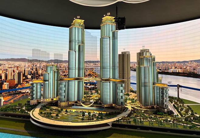 홍보관 내 전시된 단지 모형도. 황소영 기자 fangso@donga.com