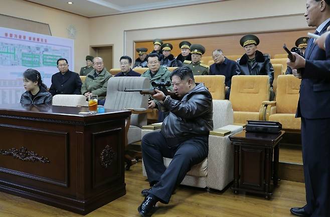 지난달 11일 딸 주애를 데리고 무기 공장에 찾아간 김정은이 새로 만든 저격총을 들고 조준 자세를 취하고 있다. 이날 그는 딸과 권총 사격도 함께 했다. 노동신문 뉴스1
