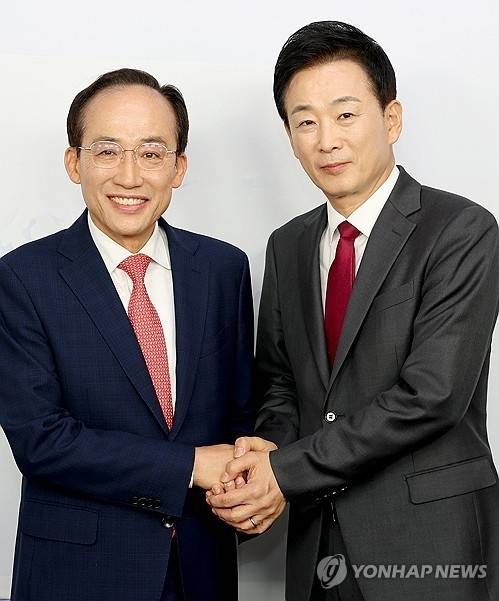 19일 대구 중구 매일신문사 스튜디오에서 열린 ‘제9회 전국동시지방선거 국민의힘 대구광역시장 경선 비전토론회’에서 추경호(왼쪽) 후보와 유영하 후보가 토론회 시작에 앞서 기념촬영을 하고 있다. 연합뉴스