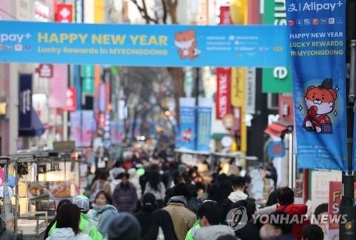 춘제 앞두고 명동거리 중국인 관광객 맞이 [연합뉴스 자료사진]