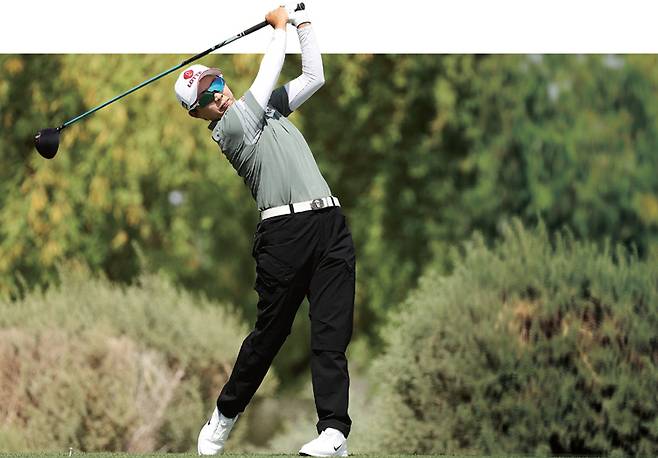 김효주가 3월 28일(현지시각) 미국 애리조나주 피닉스 와일드 호스 패스의 월윈드 골프 클럽에서 열린  ‘2026 포드 챔피언십’ 3라운드 2번 홀에서 티샷을 하고 있다. /사진 AFP연합