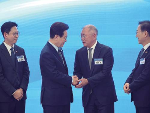 이재명 대통령과 정의선 현대자동차 회장이 2월 27일 전북 군산시 새만금 컨벤션센터에서 열린 투자 협약식에서 악수하고 있다. /사진 뉴스1