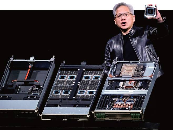 젠슨 황 엔비디아 CEO가 3월 16일(현지시각) 미국 캘리포니아주 산호세에서 열린 GTC 개발자 콘퍼런스에서 차세대 AI 데이터센터 플랫폼 ‘베라 루빈’과 AI GPU 아키텍처 ‘루빈 울트’를 소개하고 있다. /사진 AFP연합