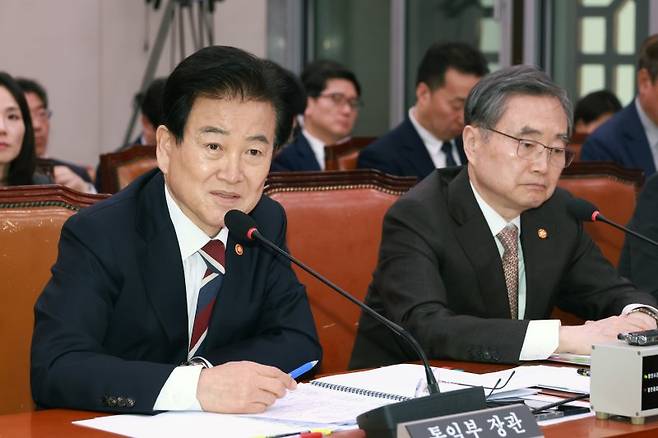 정동영 통일부 장관(왼쪽)이 지난달 6일 국회에서 열린 외교통일위원회 전체회의에서 의원 질의에 답하고 있다. 조현 외교부 장관이 경청하고 있다. 뉴시스