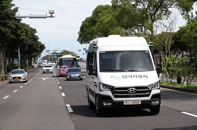 제주시청과 서귀포시청 간 왕복 116km을 운행하는 노선버스형 자율주행차. 제주도는 자율주행 조례 개정과 레벨4 도입 검토를 통해 화물과 대중교통까지 서비스 영역을 넓힐 계획이다. /사진=뉴시스