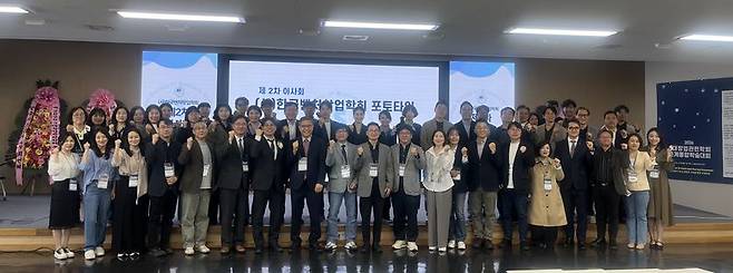 지난 18일 서울창업허브 공덕에서 한국벤처창업학회·한국창업학회·한국기업가정신학회가 춘계 통합학술대회를 열고 참석자들이 포즈를 취하고 있다. 한국벤처창업학회 제공